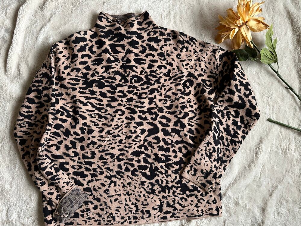 Tahari Cheetah Print Crew Neck Sweater Size Medium